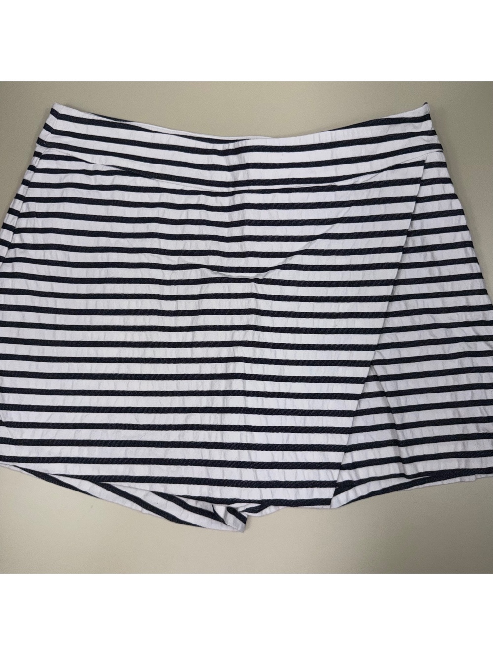Crown & Ivy Size 6 Navy White Striped Skort Shorts